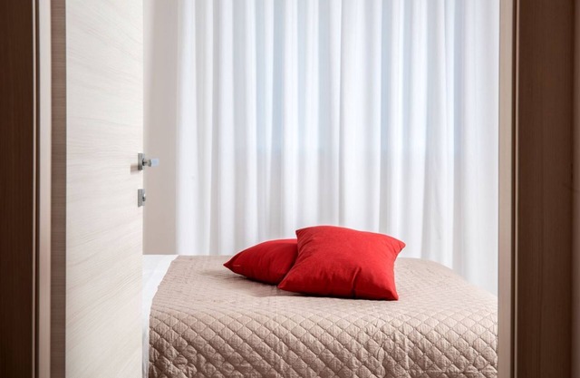 CAMELOT APARTMENT RED1