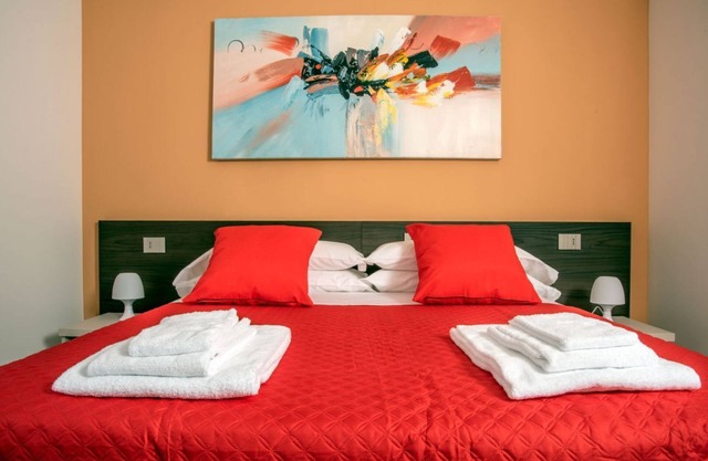 CAMELOT APARTMENT RED8