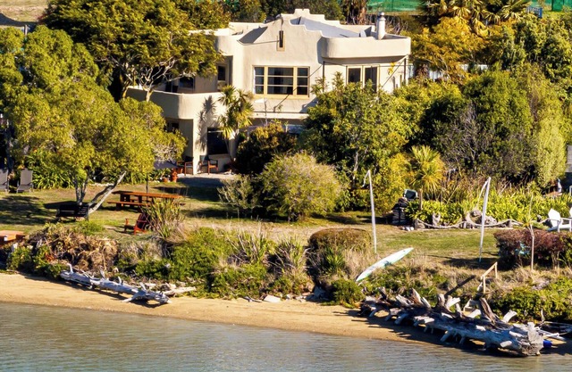 Camelot Island Retreat/4-bedroom house at peaceful Best Island waterfront.