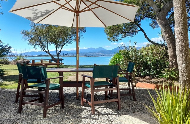 Camelot Island Retreat - Absolute Waterfront Getaway