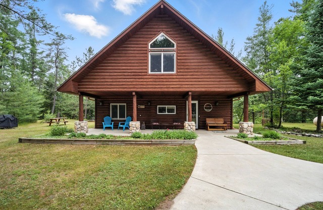 Camp Arrowhead-Just listed! Leaf-Peeping & River Views: Perfect Fall Retreat