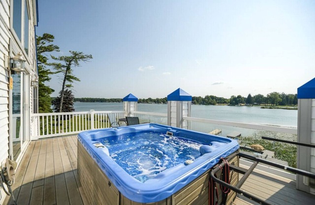 Campau upper 3 leve · Lakefront 2 Kings 2 Hot tub(s) spa, fireplace-pit