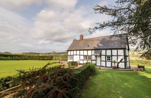 CAMPBELL, pet friendly, character holiday cottage in Martley