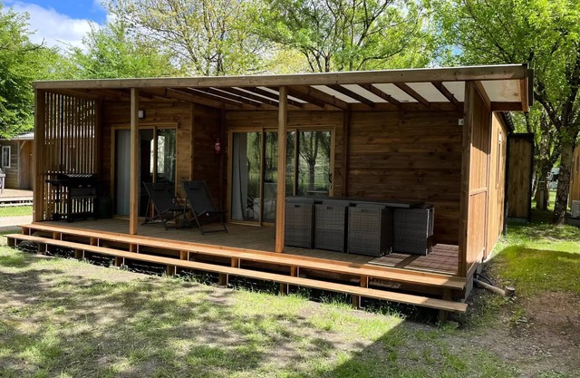 Camping La Venise Verte * - Prestige Chalet 60 m² (3 bedrooms) including covered terrace + Air conditioning + TV + LV + Plancha 7 people