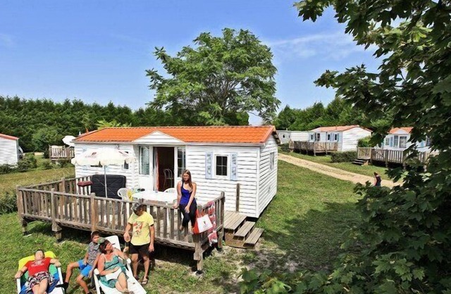 Camping Le Petit Trianon **** - Mobile Home 3 Rooms 4 Persons Classic