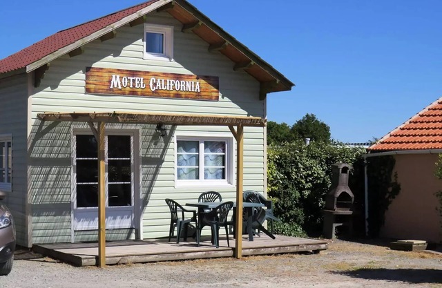 Camping Les P'tites Maisons dans la Prairie * - Chalet Motel California 4/6pers. - 2CH 6 people