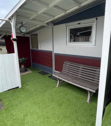 Campingplatz Wohnwagen mit Vorzelt