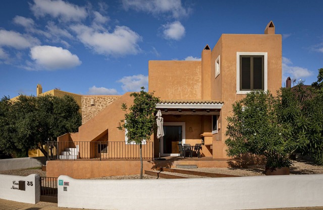 CAN NOVES- Magnificent newly built villa, central and well equipped