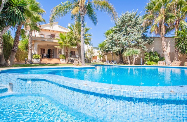 CAN GUAL - Wonderful villa with private pool in the center of the island. Free WiFi