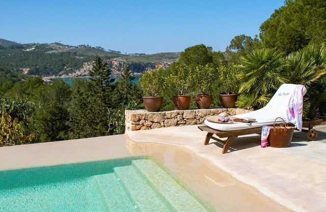 Can Xarraca - Six Bedroom Villa, Sleeps 12