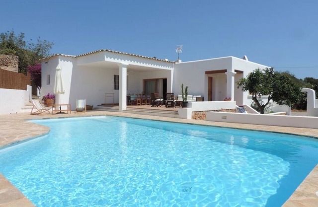 CAN XICU DE PERELLA. VILLA IN THE COUNTRYSIDE WITH SWIMMING POOL.