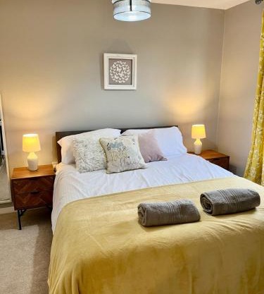 Canada House - Sleeps 6 -3 King or 6 Single Ideal for contractors