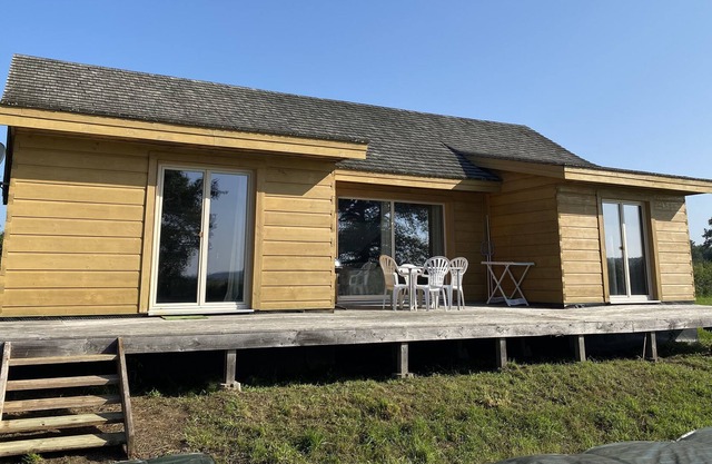 Canadian wooden house with swimming pool near the Canals