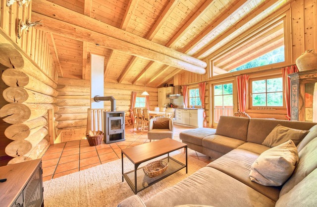 Canadian-style blockhouse with fantastic mountain views