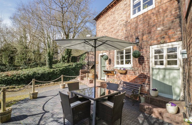 CANAL COTTAGE, romantic, character holiday cottage in Coalport
