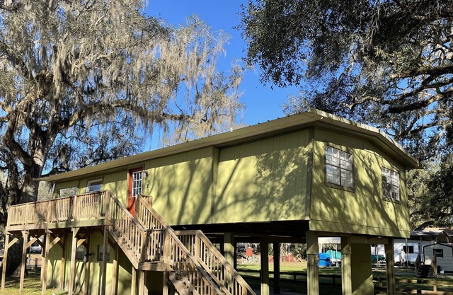 Canal front stilt house with access to Suwanee River!