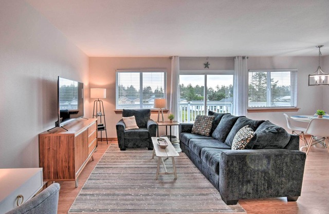 Canal-Front Vacation Rental in Ocean Shores