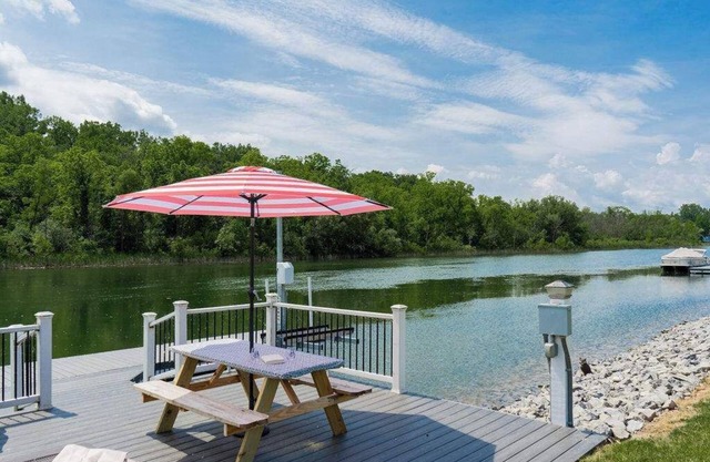 Canalside Cottage 3BR Lake Access, Dock, Fire Pit