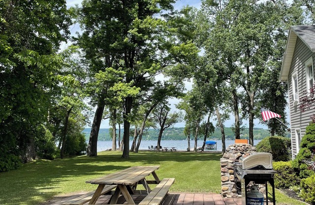 CANANDAIGUA LAKE WATERFRONT VACATION RENTAL COTTAGE.