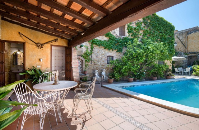CANAPOST: 16th century farmhouse with private pool
