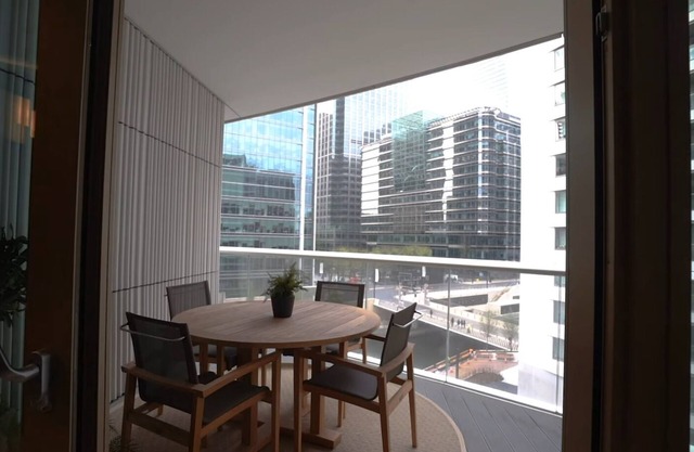 Canary Wharf Spacious Luxury Apartment