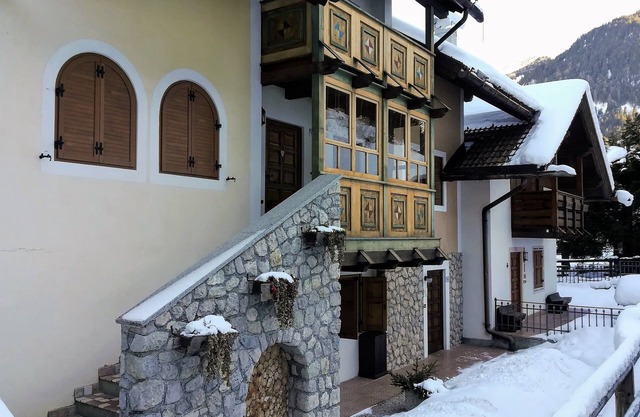 Canazei - apartment with fireplace and private garage, excellent location, WI FI