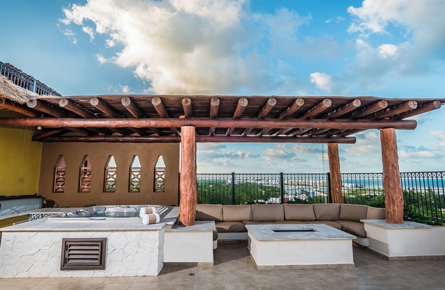 Cancun 2 Bedroom Oceanfront Penthouse-Spring Break, March 23-30, 2024!