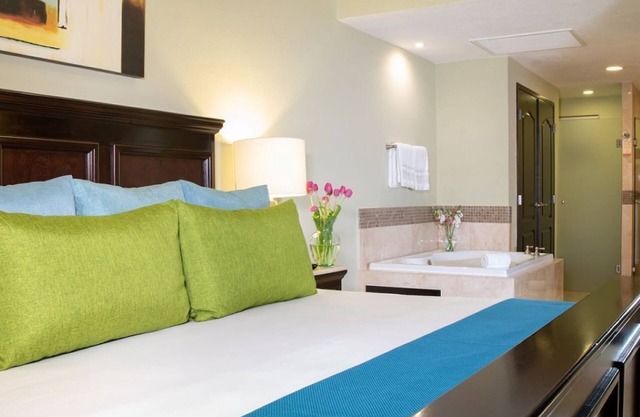 Cancun 2 BR, 3 Bath. Luxurious comfort & amazing food, amenities & services!