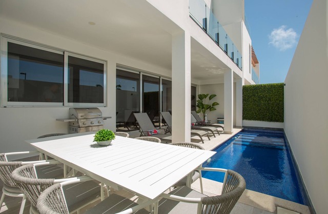 Cancun Luxurious 4BR Villa/W Pool and Private Beach