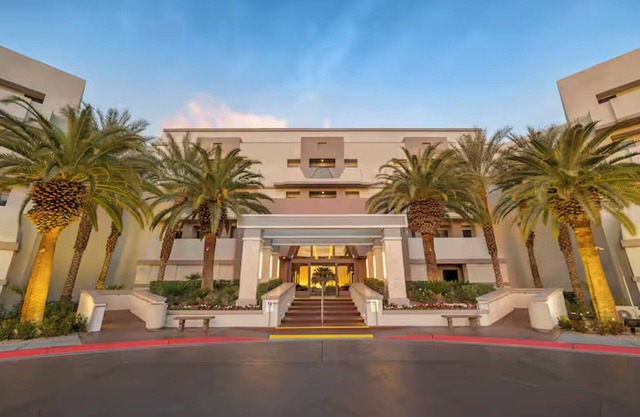 Cancun Resort Las Vegas 1BR Suite Saturday Check-In