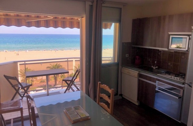 Canet-Plage,T2 face mer, 46m2,traversant, parking couvert, Clim mobile, wifi.