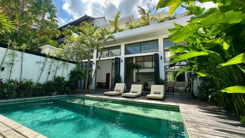 Canggu Villa - 7BR Private Cook, Pool, Rooftop Cinema