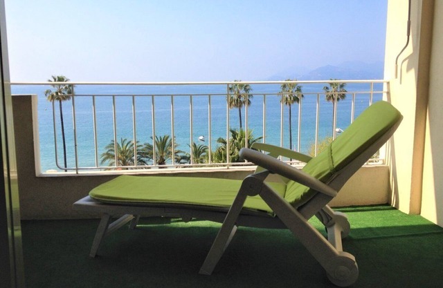 CANNES APARTMENT FACING THE SEA