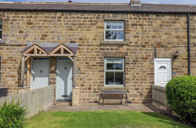 CANNY COTTAGE, pet friendly, with open fire in Belford
