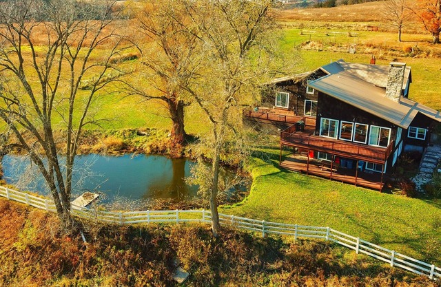 Canoe Creek Lodge- 10 miles from Decorah