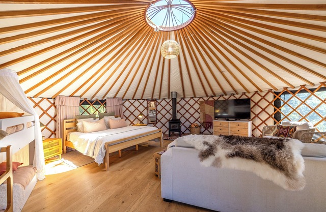 Canopy Retreat - A stylish yurt near Onetangi Beach with fabulous vineyard views