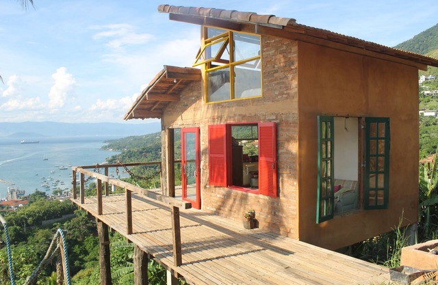 CantaGalo Ilhabela rustic and cozy from where you can see the sea and the hills of the island.
