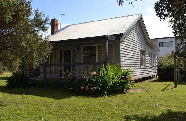Canterbury Cottage - beautiful cedar cottage in Venus Bay