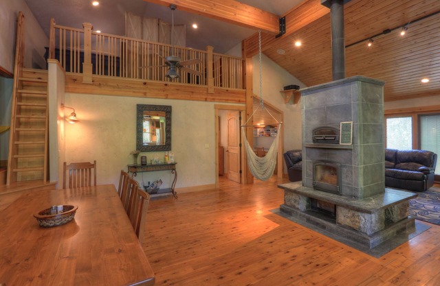 Canyon Lodge- - 8 Acres - Sleeps 10