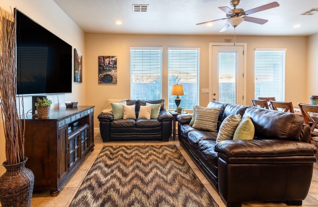 Canyon Oasis - 4 bed home in Coral Ridge!
