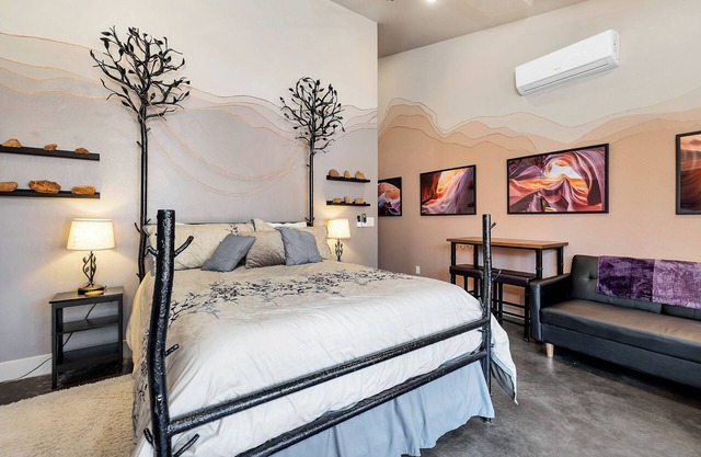 Canyon Studio w/private courtyard, 20 minutes from Zion