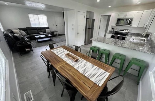 Canyons Lounge… TV, Wifi, Parking, + More!