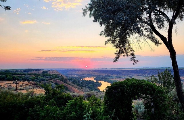 Canyonside Retreat - Park-like setting, Panoramic Views with Hot tub & Firepit!