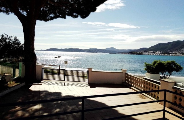 CAP RAS 1 - Apartamento en primera línea de mar, frente a una cala de Llançà.