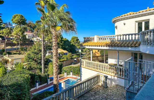 Capacity 8 people. Villa with pool and large terraces , 750 meters from beach