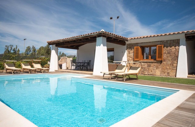 " Capannizza Villas " , Stige , PRIVATE HEATED POOL ,600 meters from the beach