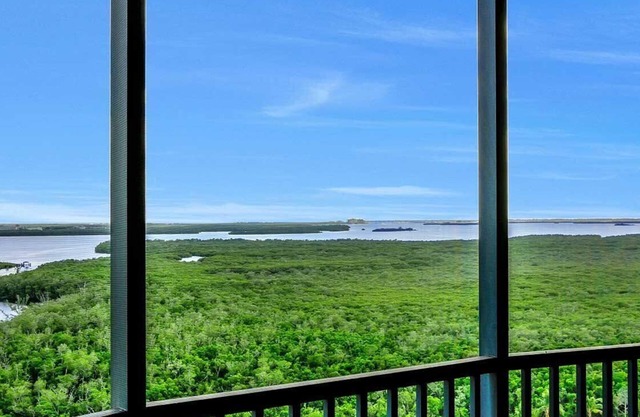 Cape Coral, Cape Harbour Condo w/beautiful views & 2 screened lanais, new reno.