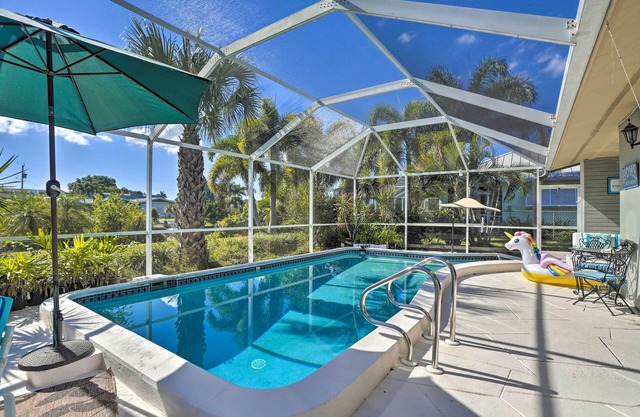 Cape Coral Waterfront Getaway w/Kayaks & Bikes!