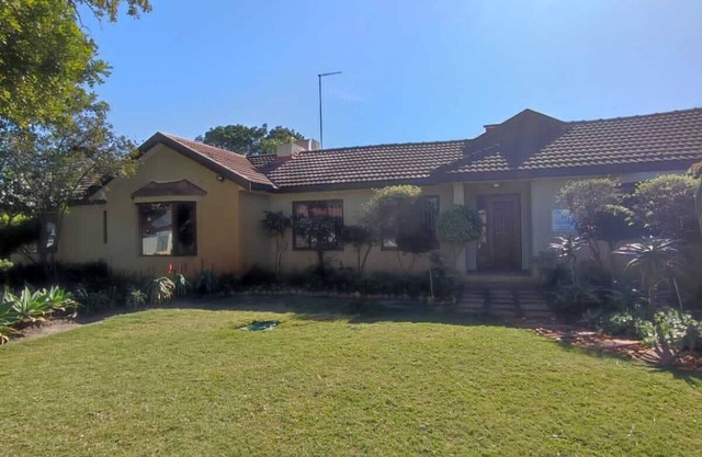 Cape Town Holiday Home with 5 Bedrooms and 5 Bathrooms.