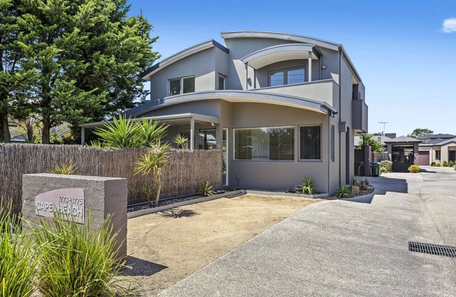 CAPEL BEACH HOUSE Mornington Peninsula opposite the beach
